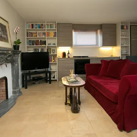Lägenhet Your Prestigious Penthouse At The Spanish Steps